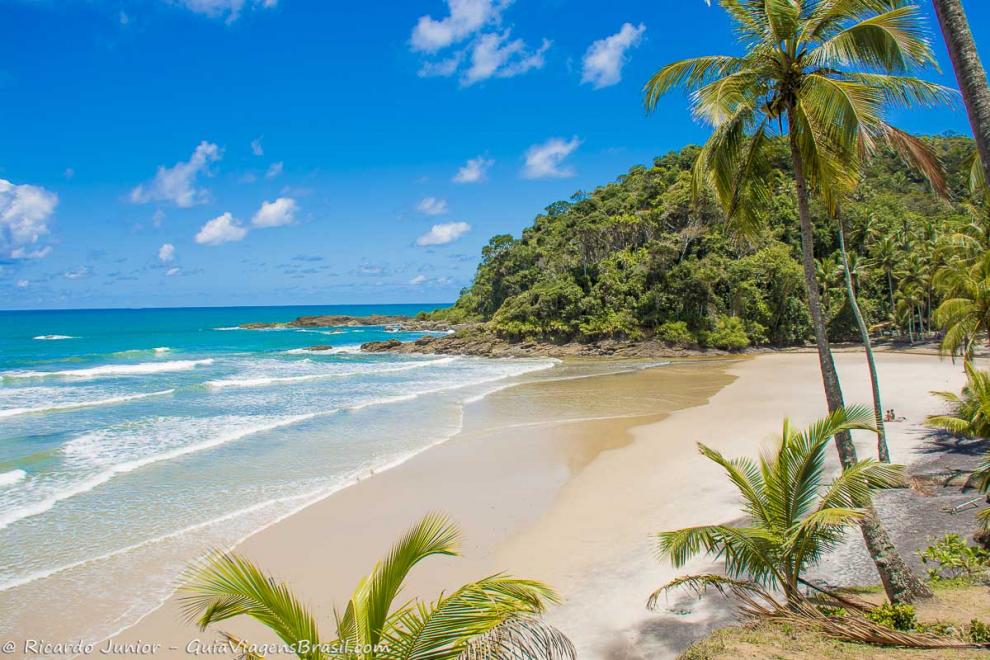 Imagem do mar calma e belo da Praia da Engenhoca.